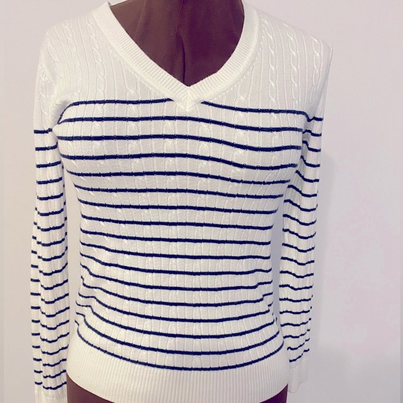 🖤🤍TOMMY HILFIGER 🤍🖤 White and black stripped v-neck sweater. Size medium. - Picture 2 of 12